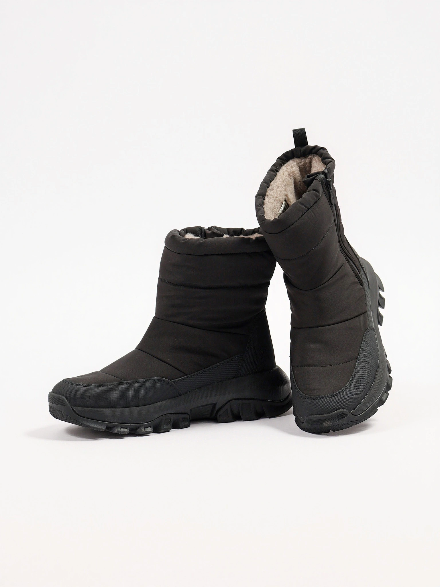 Дутики текстильные черного цвета на рельефной подошве